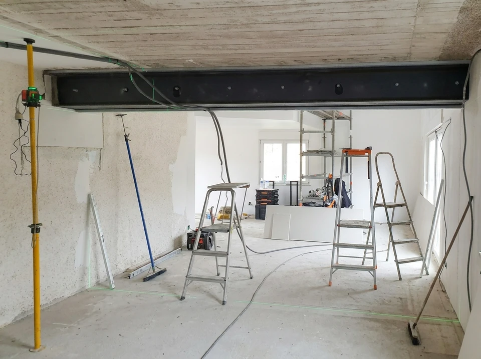 Chantier de construction résidentielle en cours, ouvriers effectuant travaux de maçonnerie et fondations