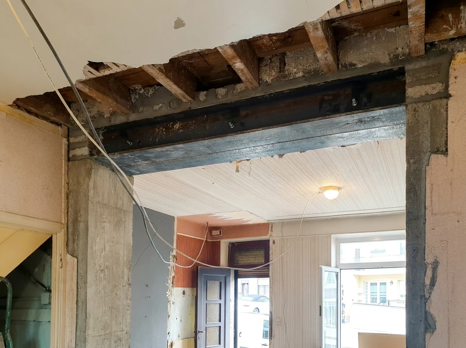 Ouvrier en démolition intérieure utilisant un marteau-piqueur pneumatique sur mur en béton et brique