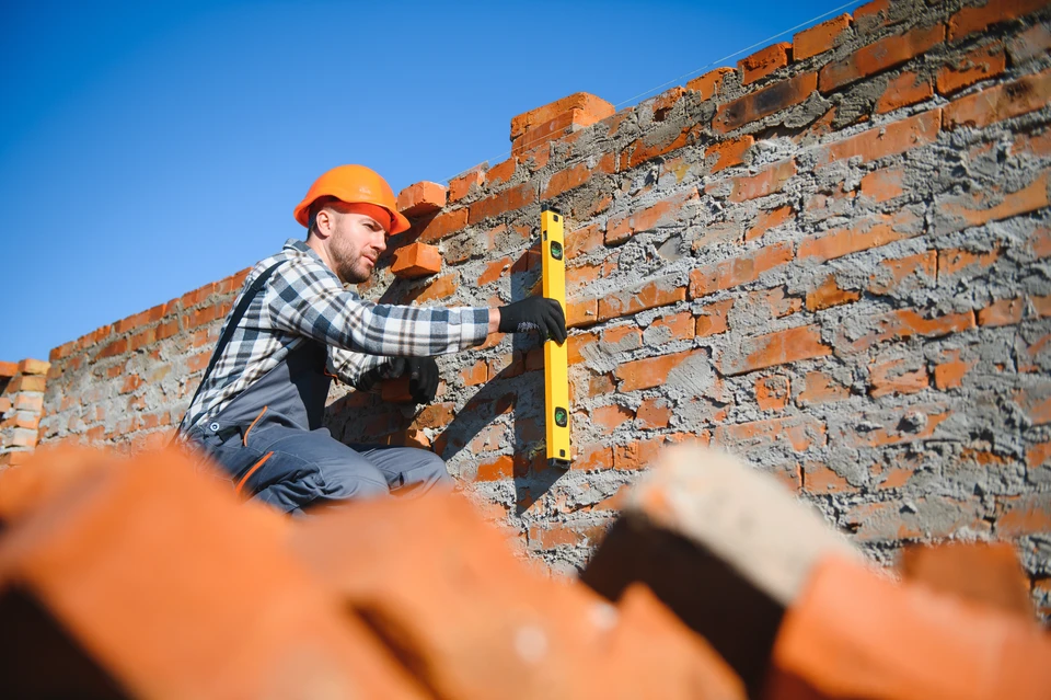 Travaux de construction d'immeubles résidentiels au Royaume-Uni avec nouvelle ouverture de mur