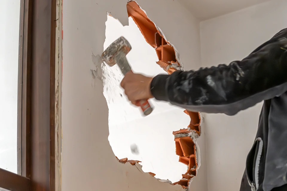 Portrait d'un constructeur en train de travailler sur un chantier de construction à l'intérieur